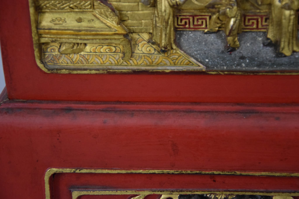 Tâches noires apparentes sur la laque rouge de la travailleuse