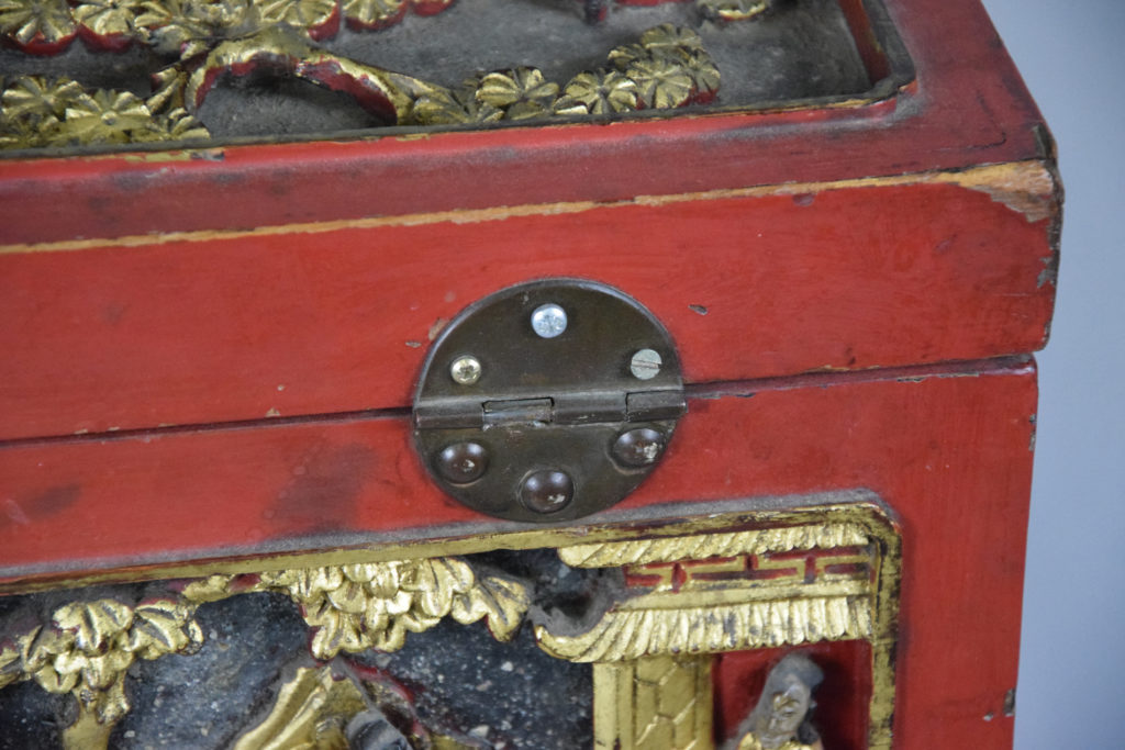 Vue sur la quincaillerie avant restauration, des vis ont été rajoutées sur la travailleuse