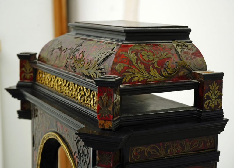 Vue sur le côté de la pendule religieuse, avant restauration