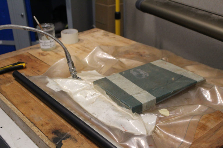 Hydratation replaque de la porte, collage sous vide, pendant restauration