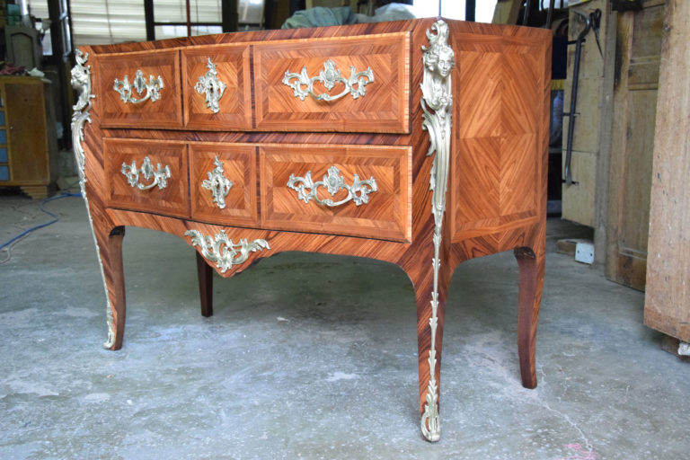 Vue d'ensemble de la commode, après restauration