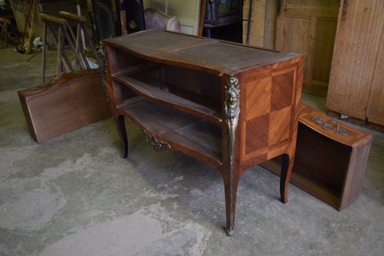 Commode Louis XV sans tiroir avant restauration