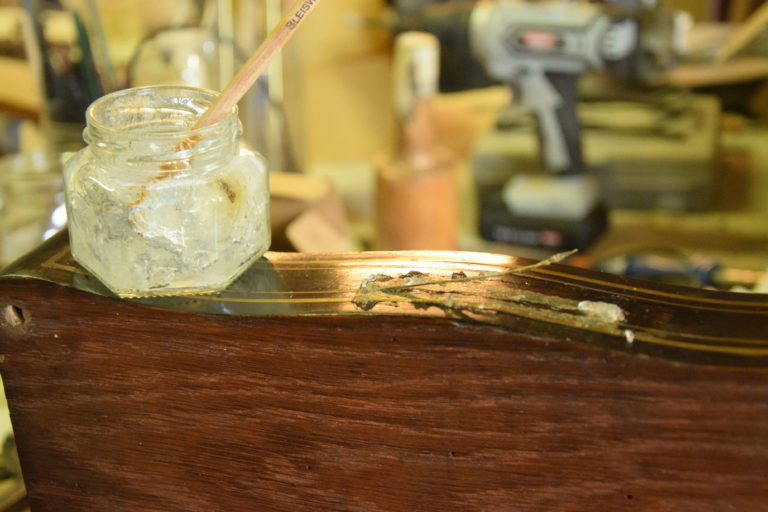 Pendant la restauration, réhydratation de l'ancienne colle