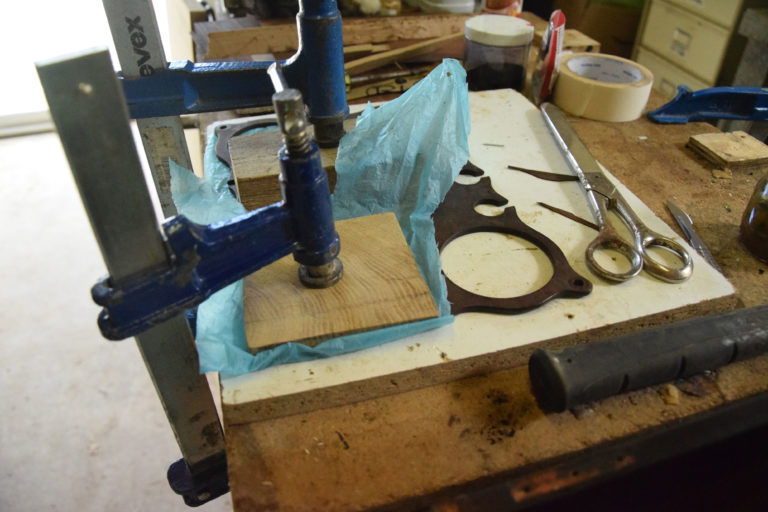 Pendant la restauration, réparation du présentoir