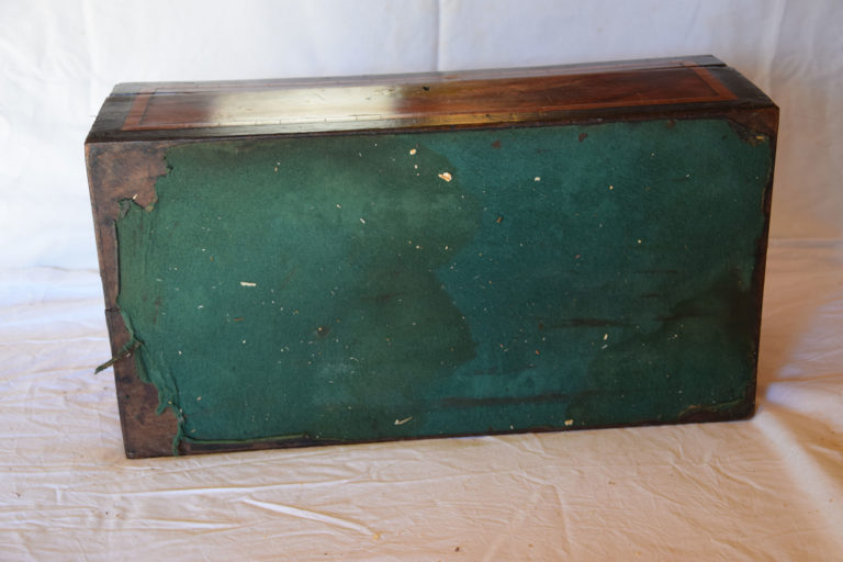 Vue de dessous sur l'écritoire avant restauration