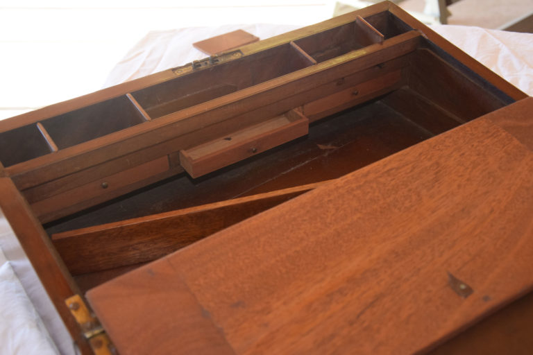 Vue intérieure de l'écritoire avant restauration
