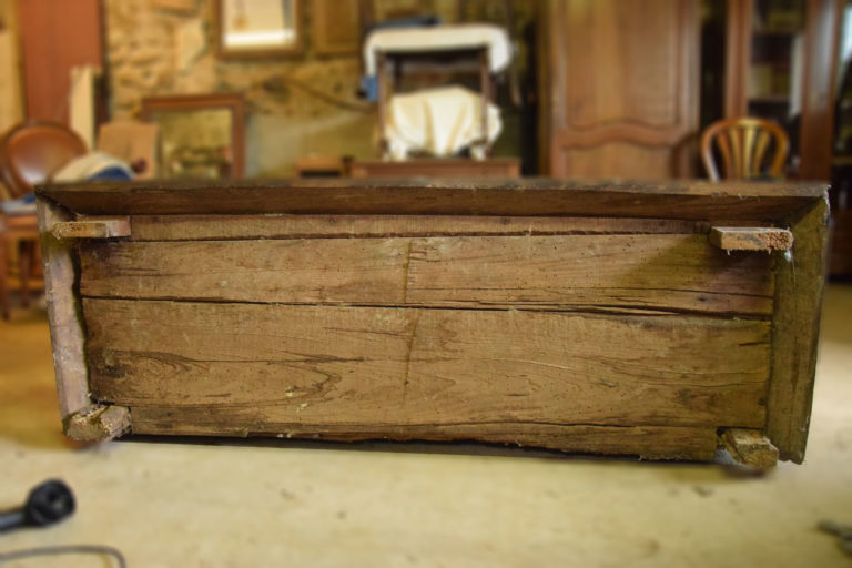 Vue de dessous du meuble avant restauration