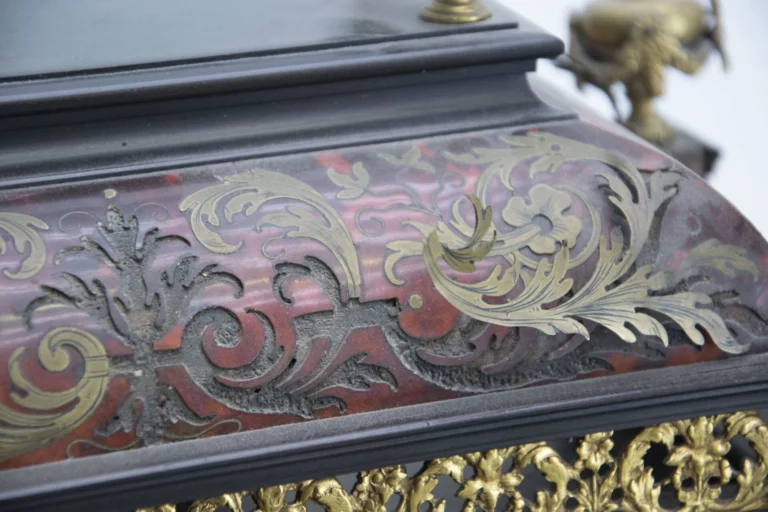 Vue sur une absence d'éléments sur la marqueterie Boulle