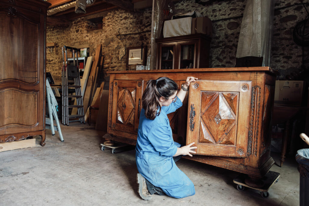 Marie Lunel dans son atelier d'ébéniste -restauration de mobilier ancien