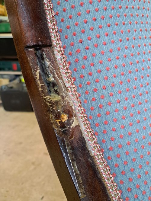 Vue sur la mortaise de l'accotoir à recoller- Fauteuil - acajou- LUNEL Marie