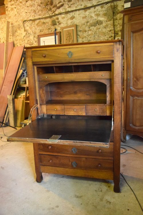 Secrétaire en noyer après restauration ouvert