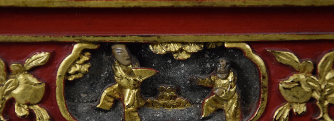 Zoom sur un détail de sculpture sur la travailleuse avant restauration